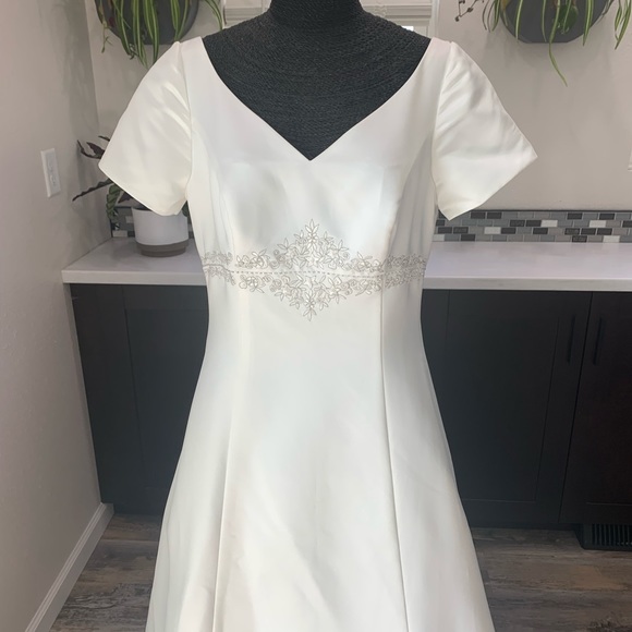 🚫SOLD🚫Modest White Wedding Dress Size 14 Short Sleeve - Picture 1 of 7